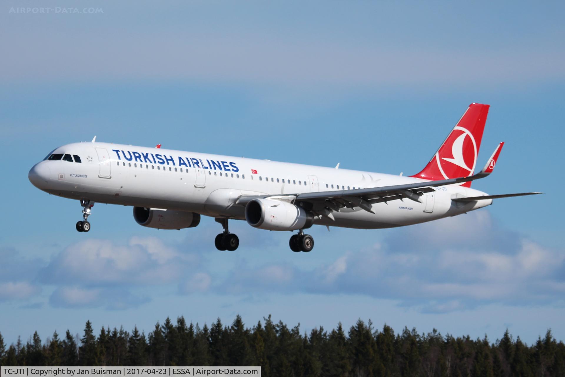 TC-JTI, 2016 Airbus A321-231 C/N 7089, THY, landing on rwy 26