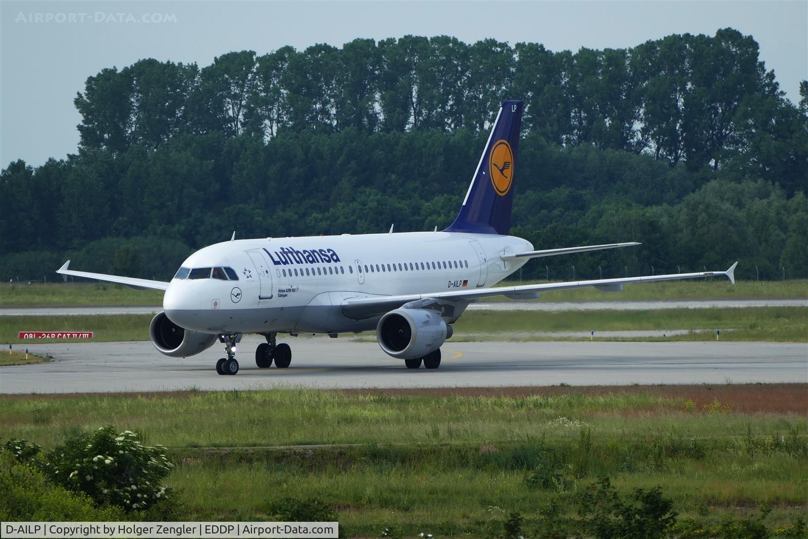 D-AILP, 1997 Airbus A319-114 C/N 717, Noon shuttle from FRA on taxi to parking position....