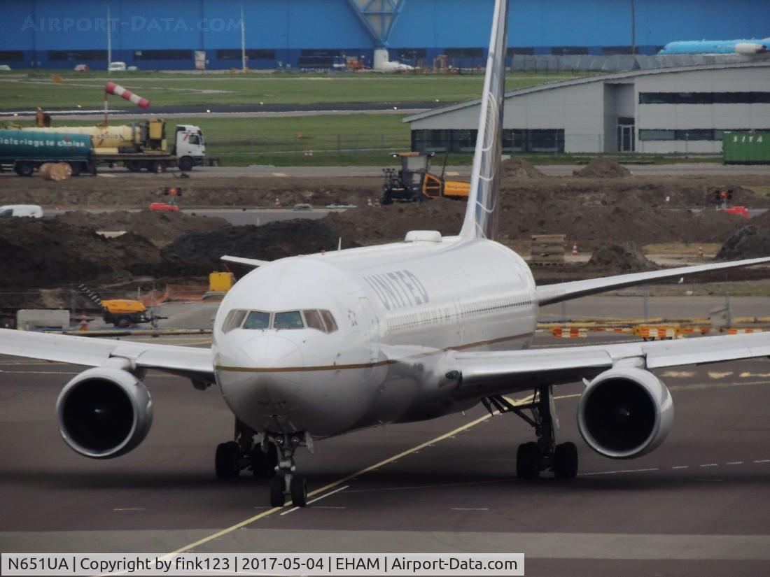N651UA, 1992 Boeing 767-322 C/N 25389, UNITED READU TO TAXI