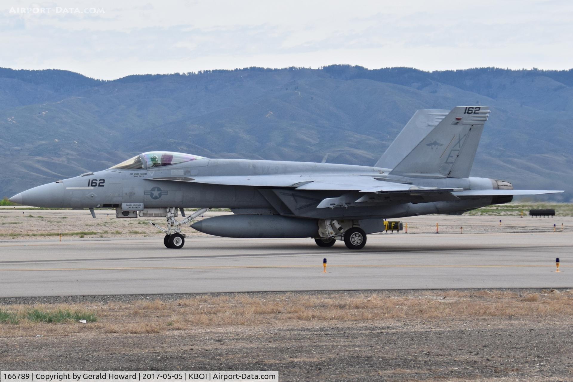 166789, Boeing F/A-18E Super Hornet C/N E135, Taxiing on Foxtrot to RWY 10R.  VX-9 