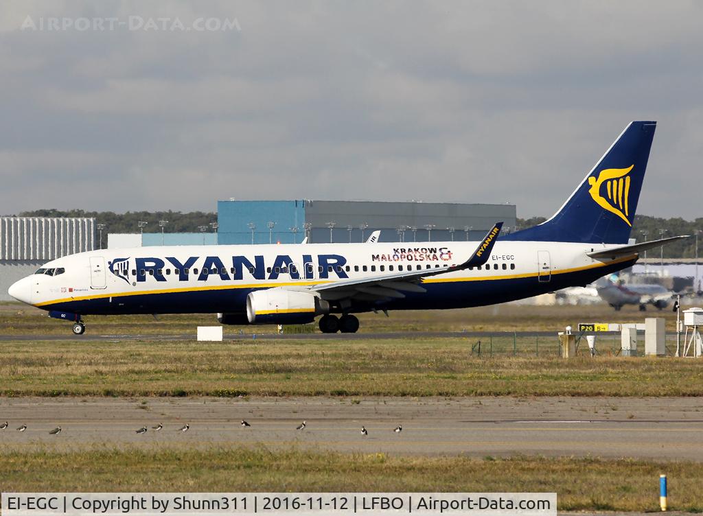 EI-EGC, 2009 Boeing 737-8AS C/N 38492, Lining up rwy 32R for departure with additional 'Krakow Malopolska' titles