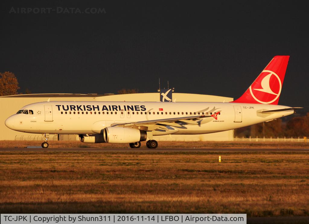 TC-JPK, 2007 Airbus A320-232 C/N 3257, Ready for take off from rwy 32R in new c/s
