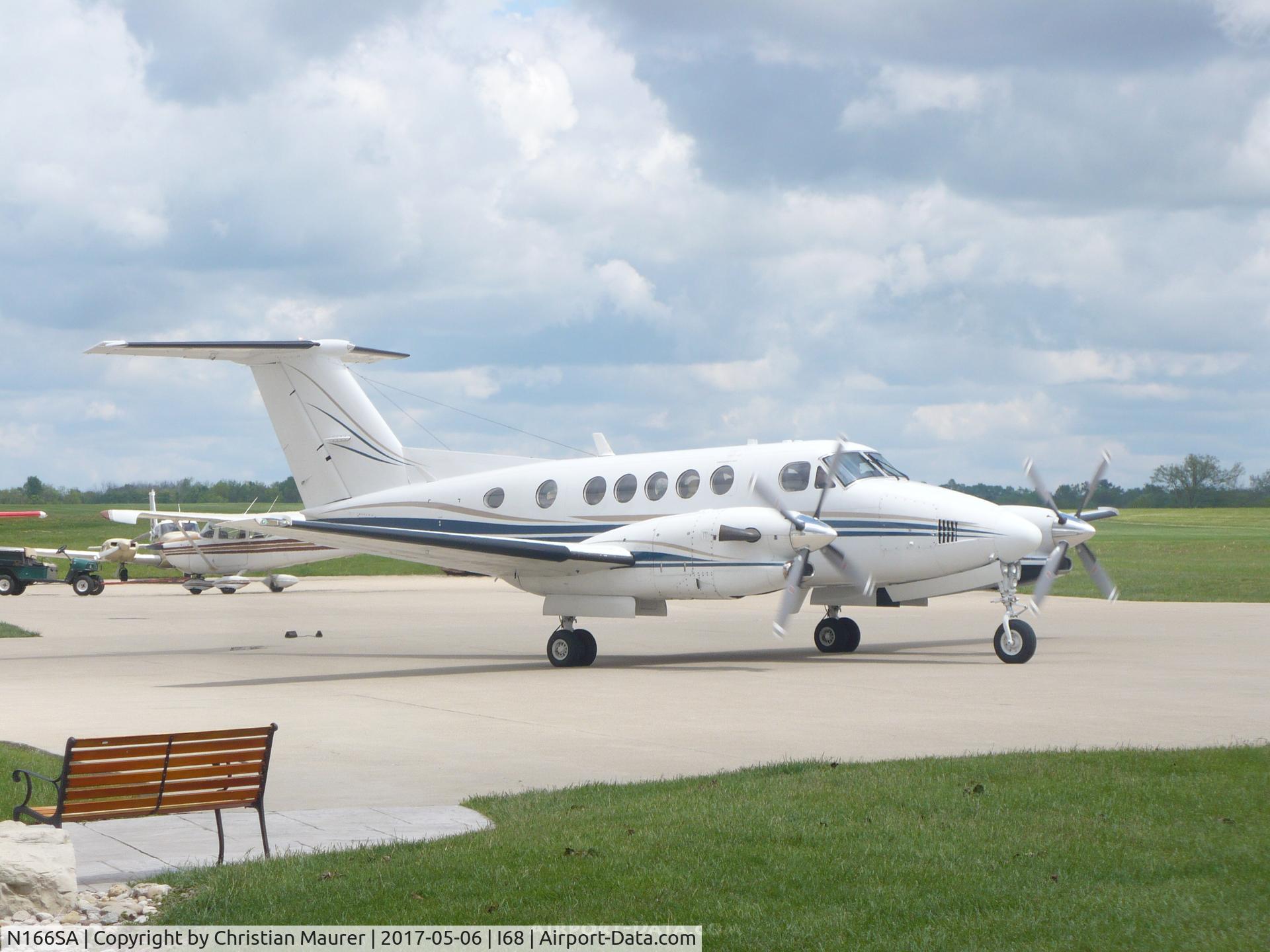 N166SA, 1988 Beech 300 C/N FA-166, Beech King Air 300 throttling up