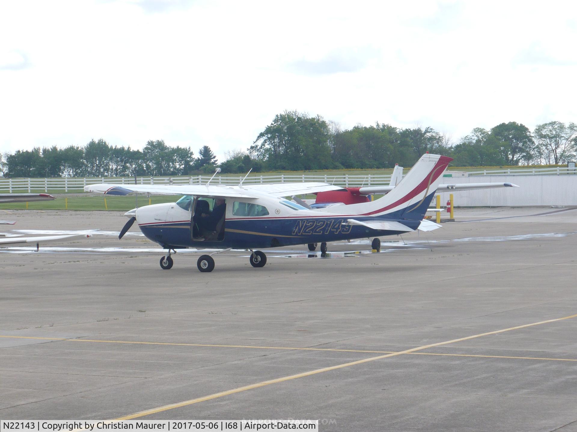 N22143, 1972 Cessna 210L Centurion C/N 21059714, Cessna 210L waiting to start for the flight plan