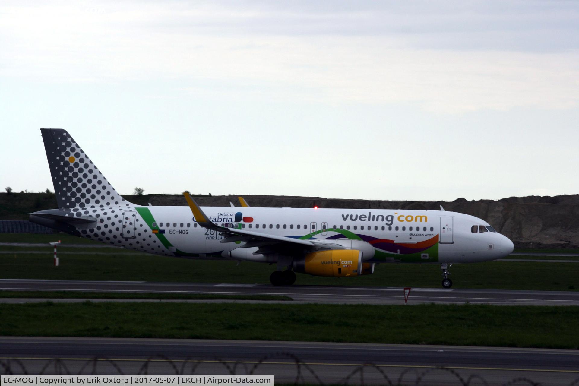 EC-MOG, 2016 Airbus A320-232 C/N 7402, EC-MOG taking off rw 22R