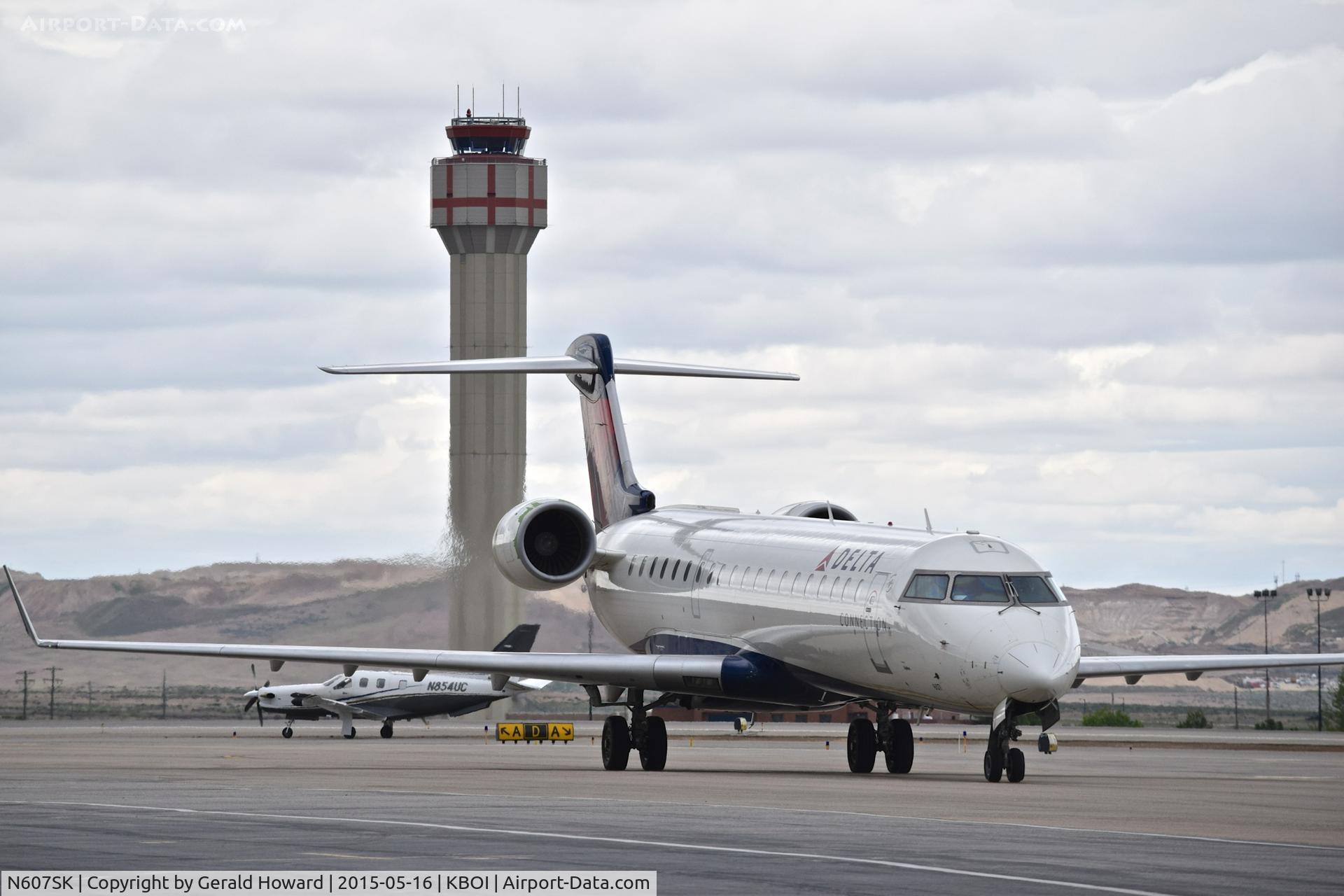 N607SK, 2006 Bombardier CRJ-702 (CL-600-2C10) Regional Jet C/N 10251, Taxiing on Delta to the gate.