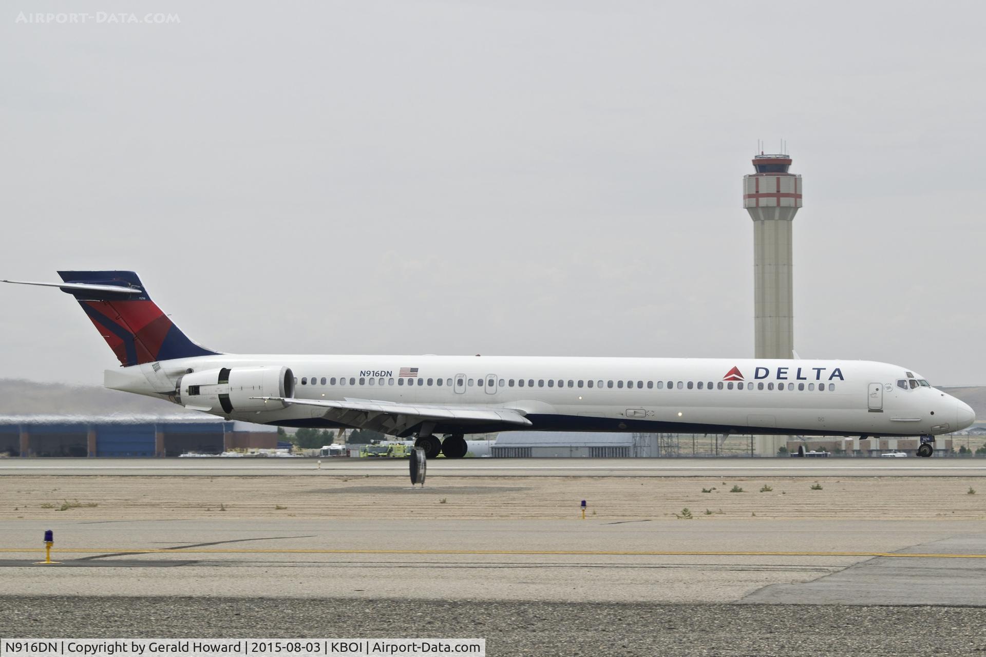 N916DN, 1996 McDonnell Douglas MD-90-30 C/N 53396, Landing roll out on RWY 28R.