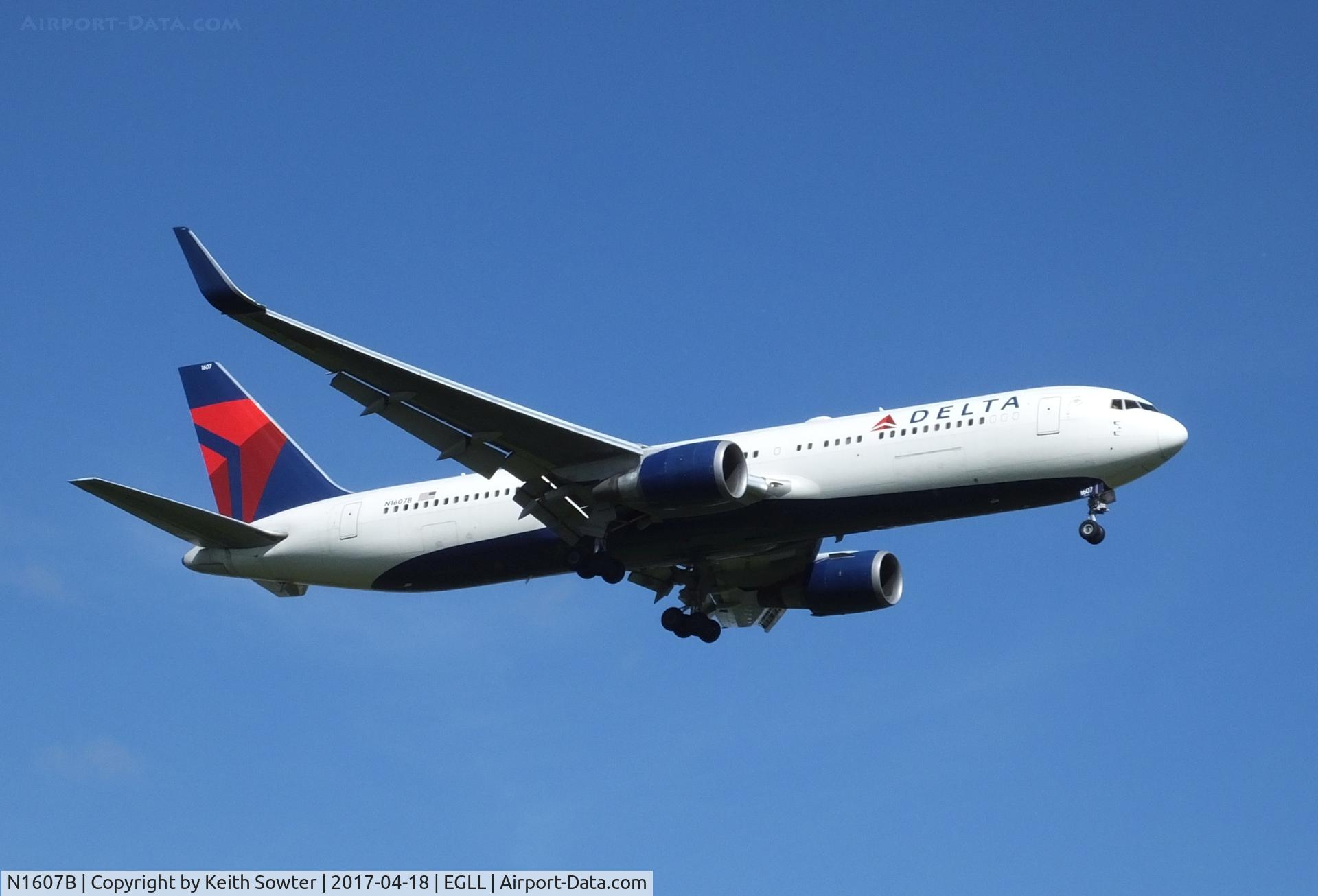 N1607B, 2000 Boeing 767-332 C/N 30388, Short finals to land Heathrow 09L
