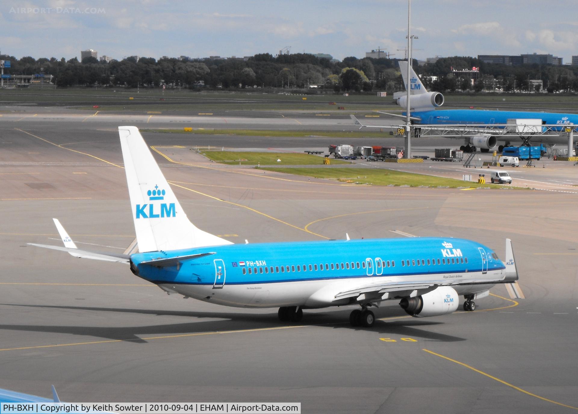PH-BXH, 2000 Boeing 737-8K2 C/N 29597, Taxying for departure