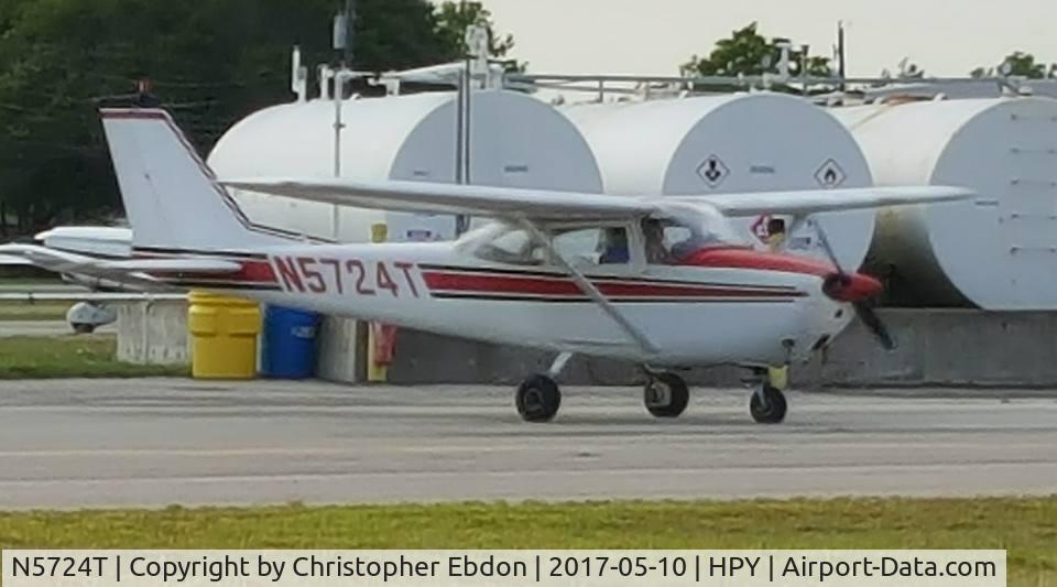 N5724T, 1964 Cessna 172E C/N 17251624, Prepared for takeoff