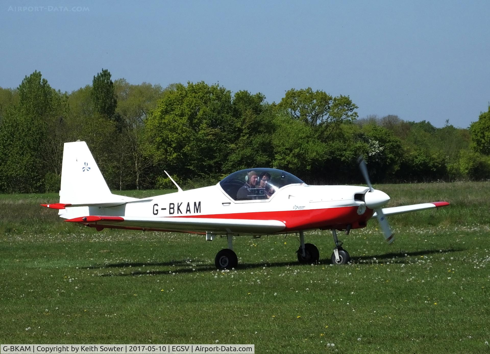 G-BKAM, 1982 Slingsby T-67M Firefly Mk2 C/N 1999, Taxying in