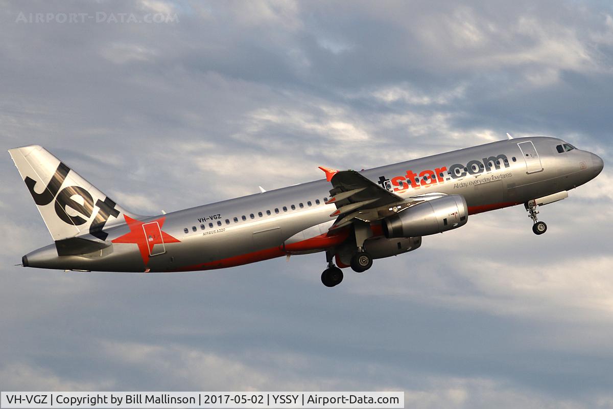 VH-VGZ, 2009 Airbus A320-232 C/N 3917, away from 34L