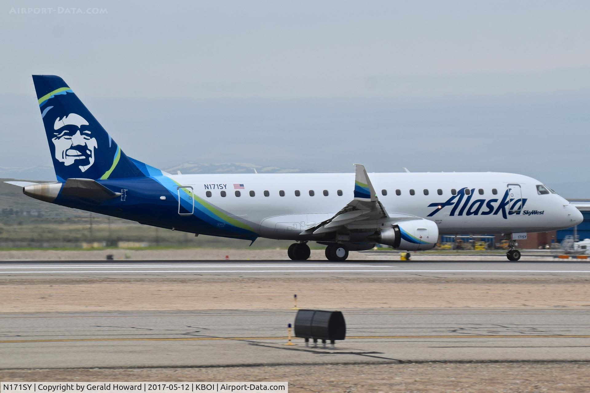 N171SY, 2015 Embraer 175LR (ERJ-170-200LR) C/N 17000485, Take off roll on RWY 28R.