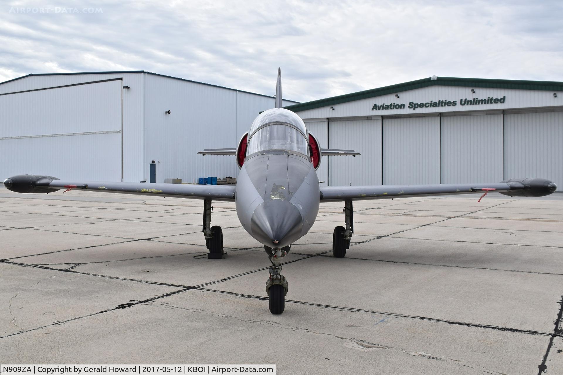 N909ZA, 1986 Aero L-39ZA Albatros C/N 633909, Parked on south GA ramp.