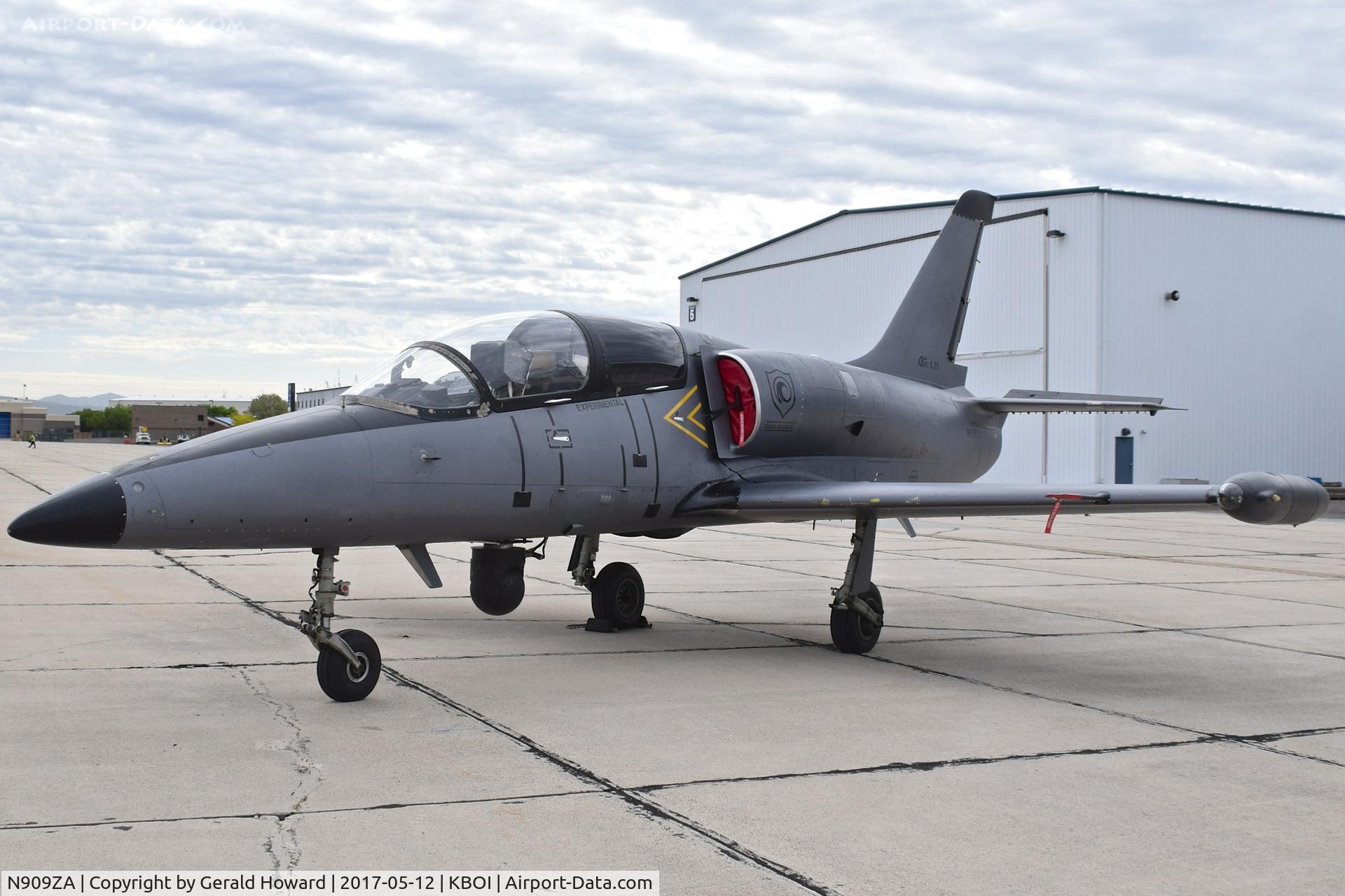 N909ZA, 1986 Aero L-39ZA Albatros C/N 633909, Parked on the sough GA ramp.