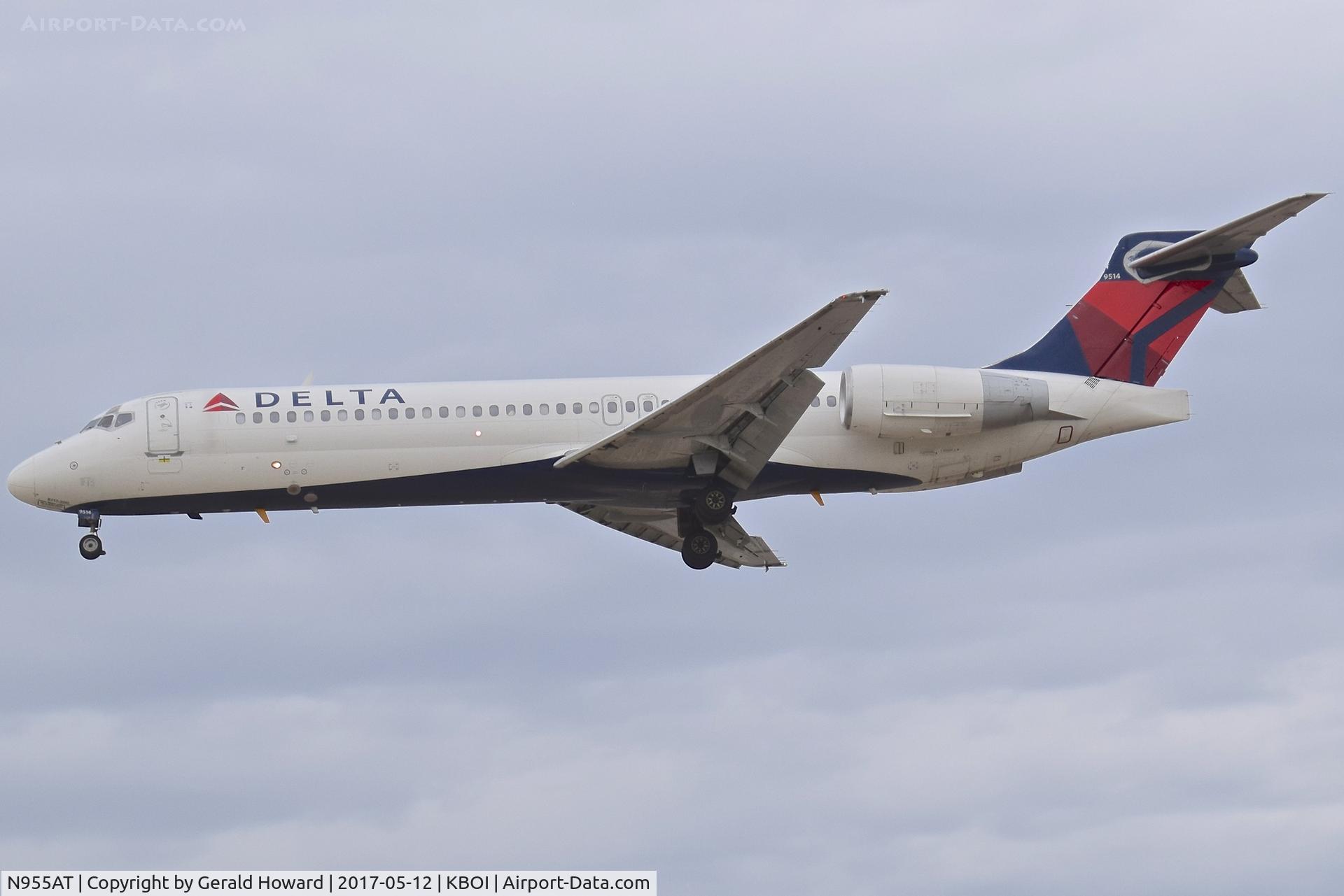 N955AT, 2000 Boeing 717-200 C/N 55017, Landing RWY 28R.