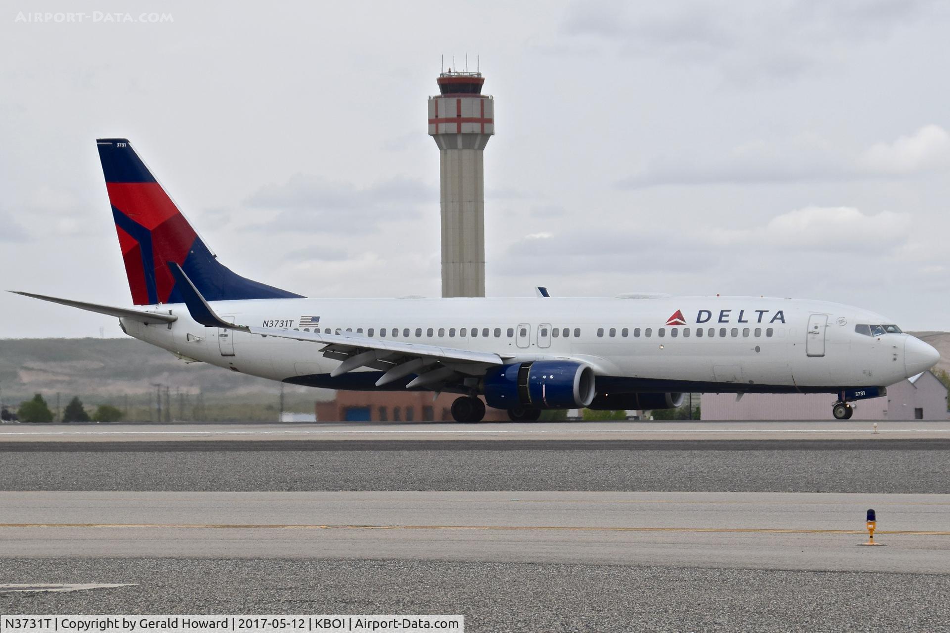 N3731T, 2000 Boeing 737-832 C/N 30775, Landing roll out on RWY 28R.