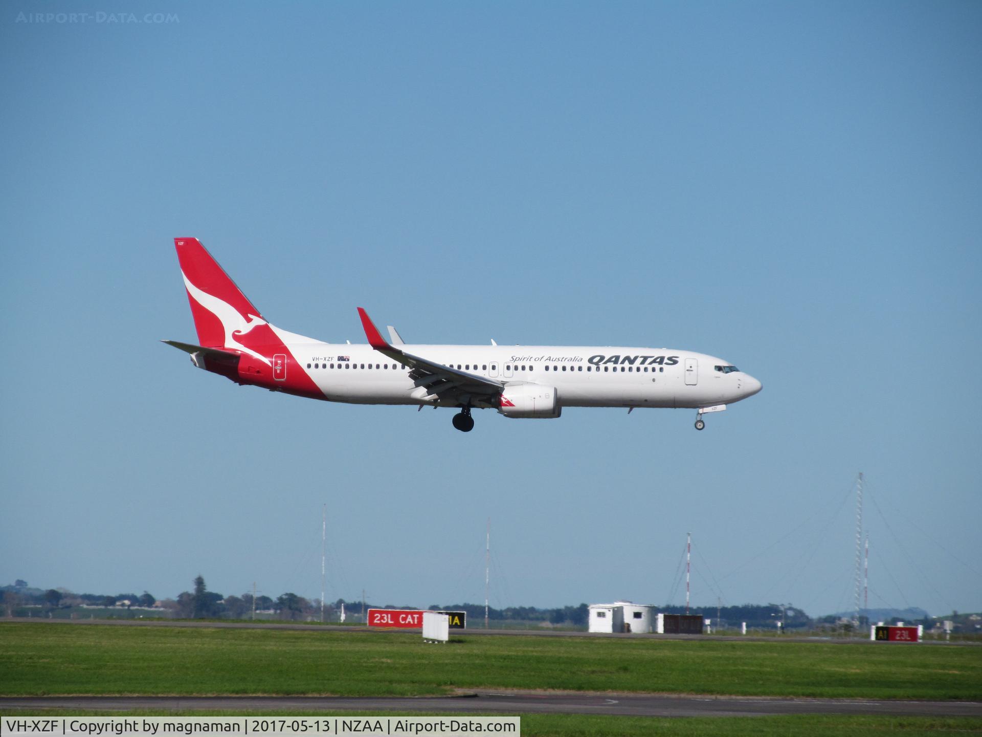 VH-XZF, 2013 Boeing 737-838 C/N 39370, landing at AKL