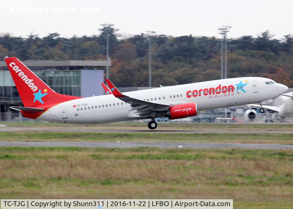 TC-TJG, 1999 Boeing 737-86J C/N 29120, Taking off from rwy 32L in new c/s