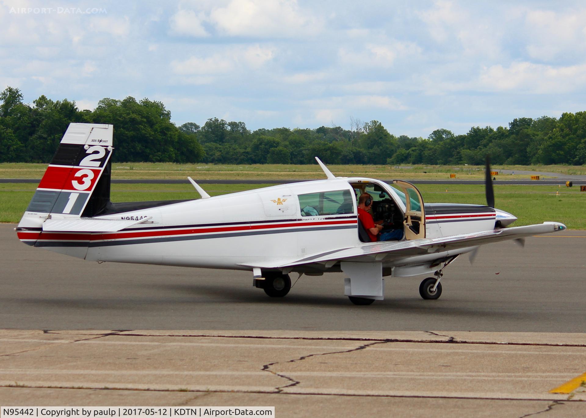 N95442, 1980 Mooney M20K C/N 25-0489, At Downtown Shreveport. Fresh air during taxi.