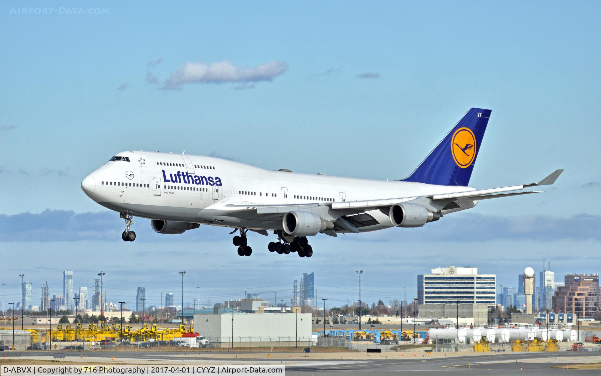 D-ABVX, 1999 Boeing 747-430 C/N 29868, Lufthansa 747 taxing after arriving at Toronto Pearson Int'l Airport