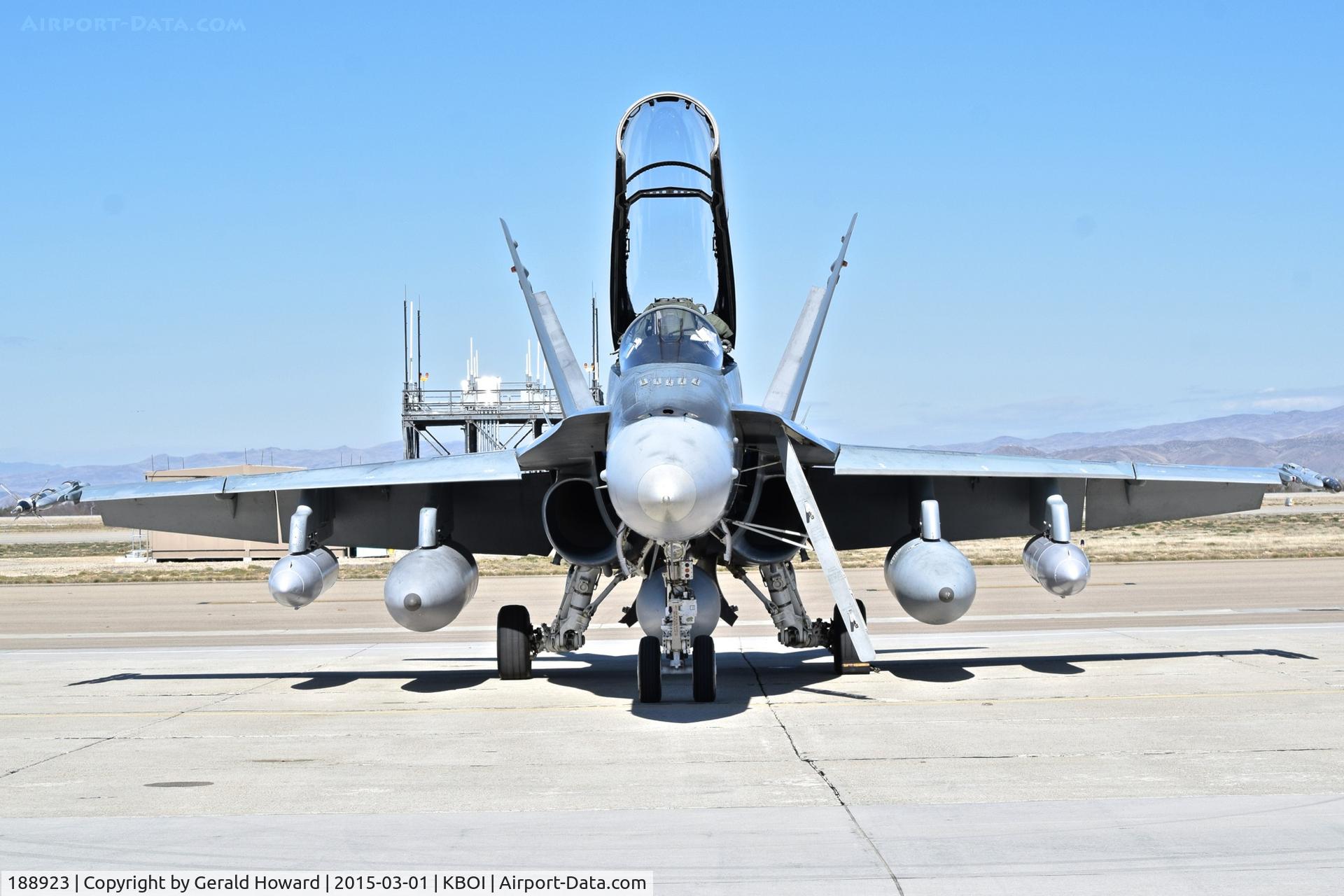 188923, 1986 McDonnell Douglas CF-188B Hornet C/N 0445/B080, Parked on the south GA ramp. 410 Sq., Cold lake, Alberta, Canada.
