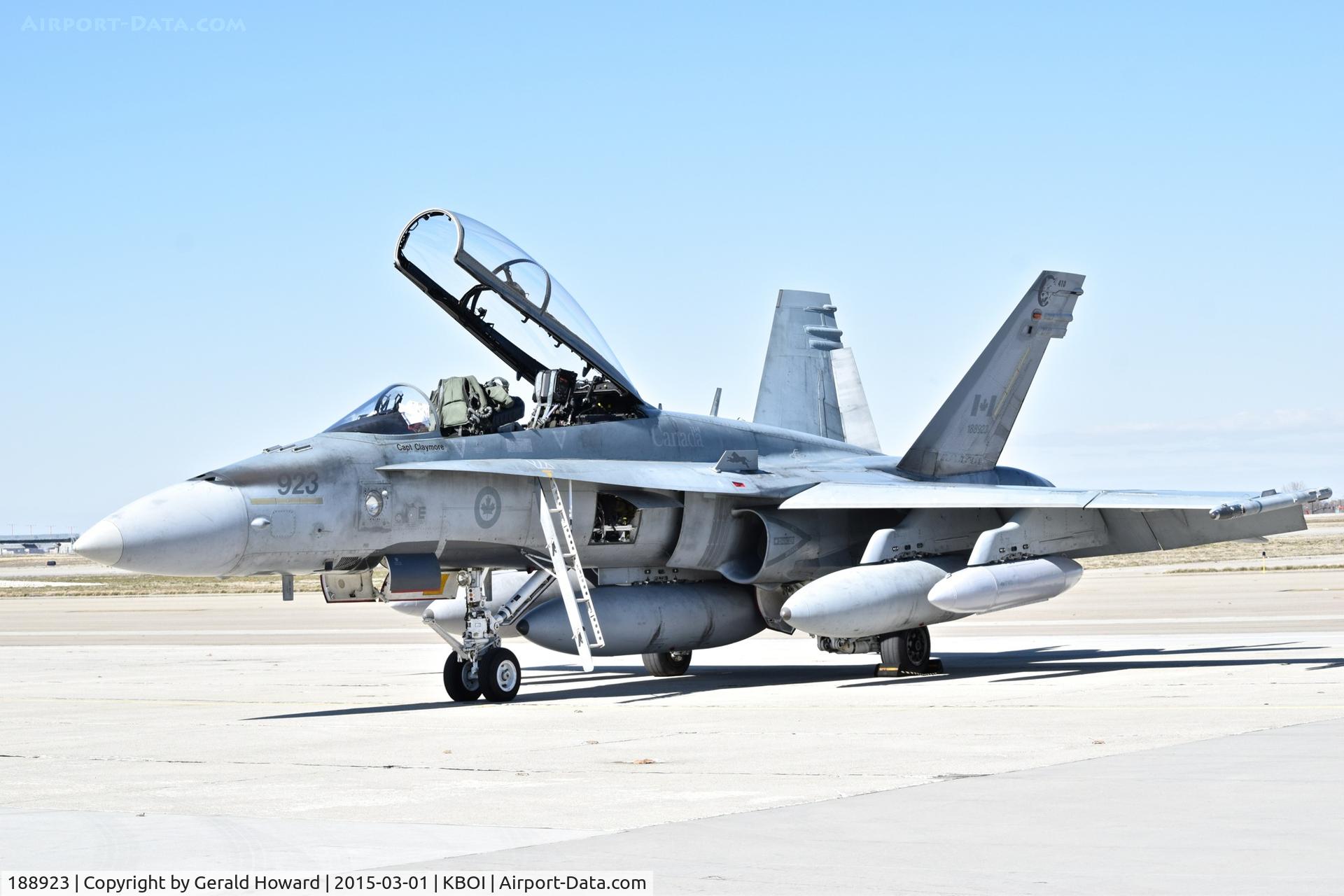188923, 1986 McDonnell Douglas CF-188B Hornet C/N 0445/B080, Parked on the south GA ramp. 410 Sq., Cold lake, Alberta, Canada.