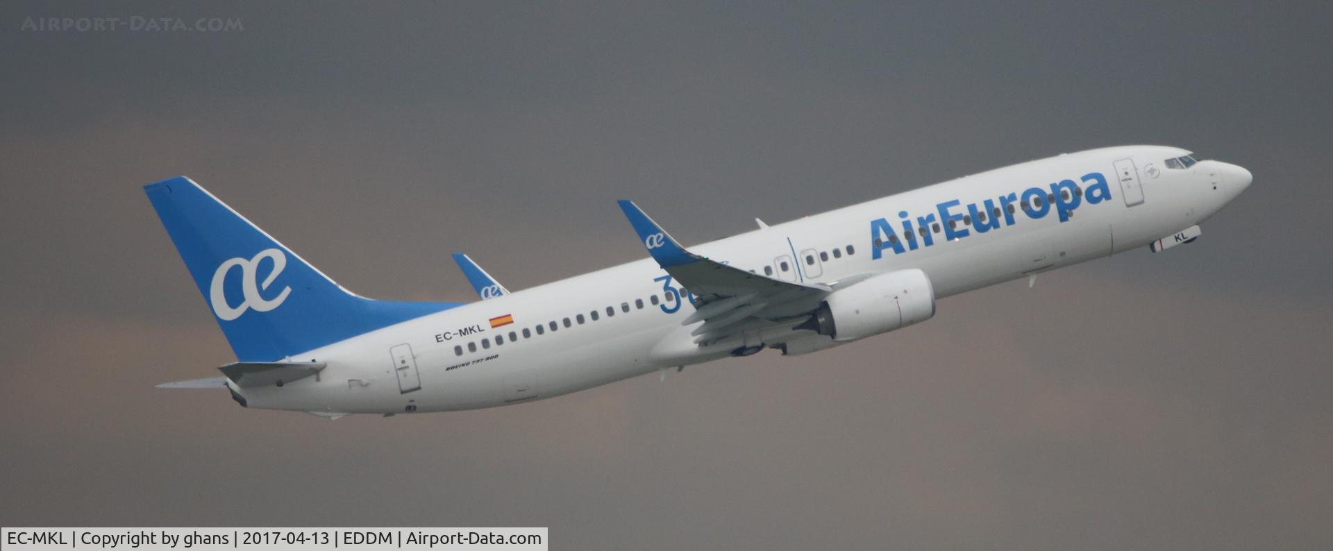 EC-MKL, 2016 Boeing 737-85P C/N 60585, New livery