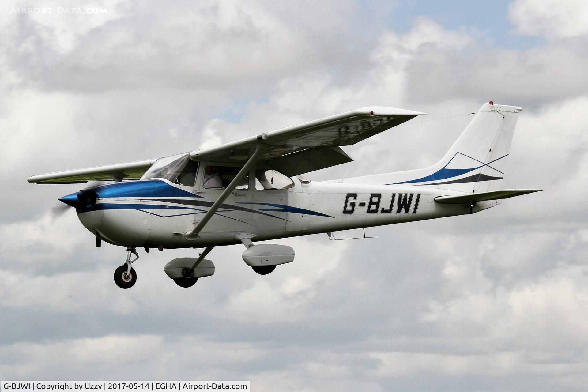 G-BJWI, 1982 Reims F172P Skyhawk C/N 2172, Arriving for a Pooleys Flyin