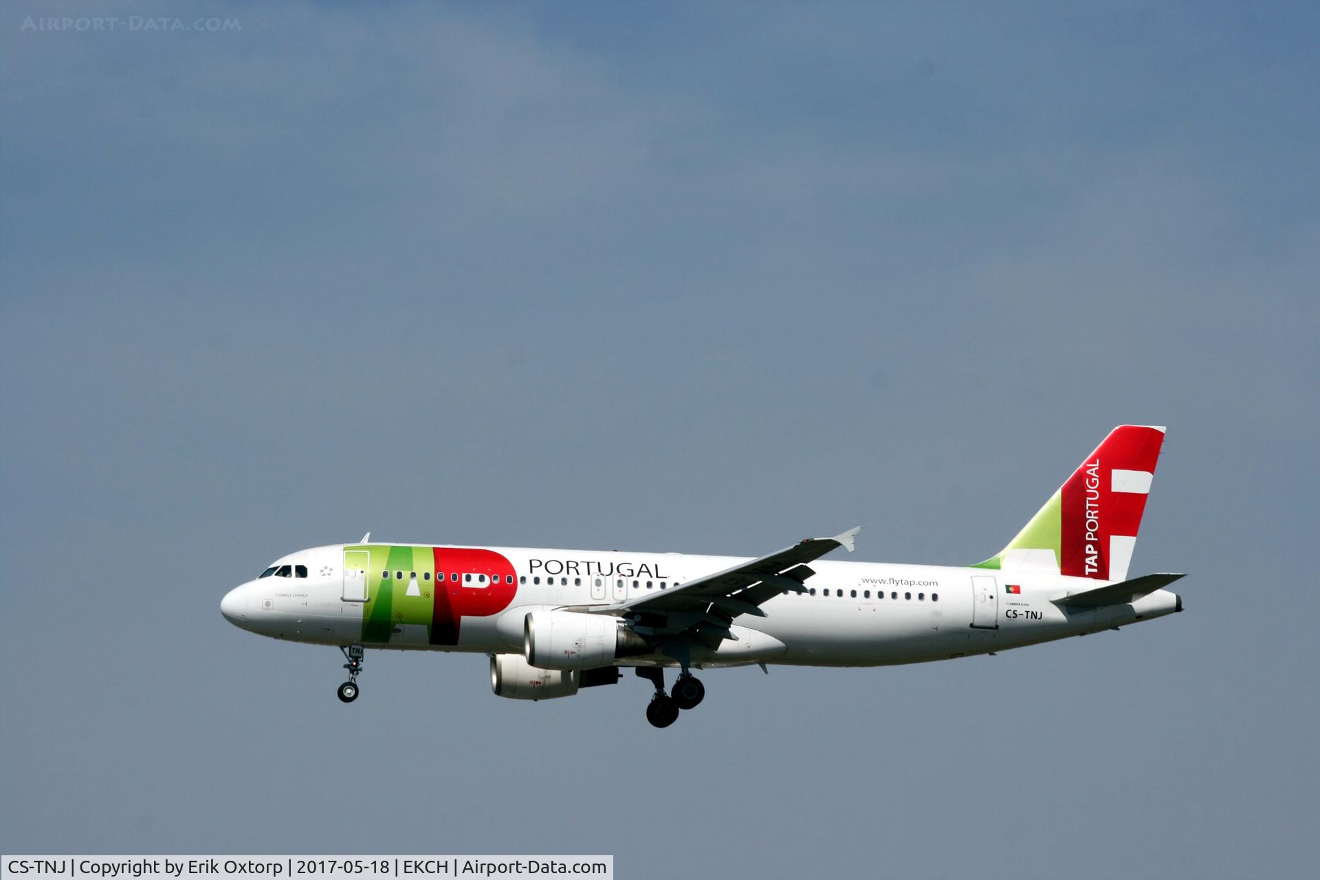 CS-TNJ, 2000 Airbus A320-214 C/N 1181, CS-TNJ landing rw 22L