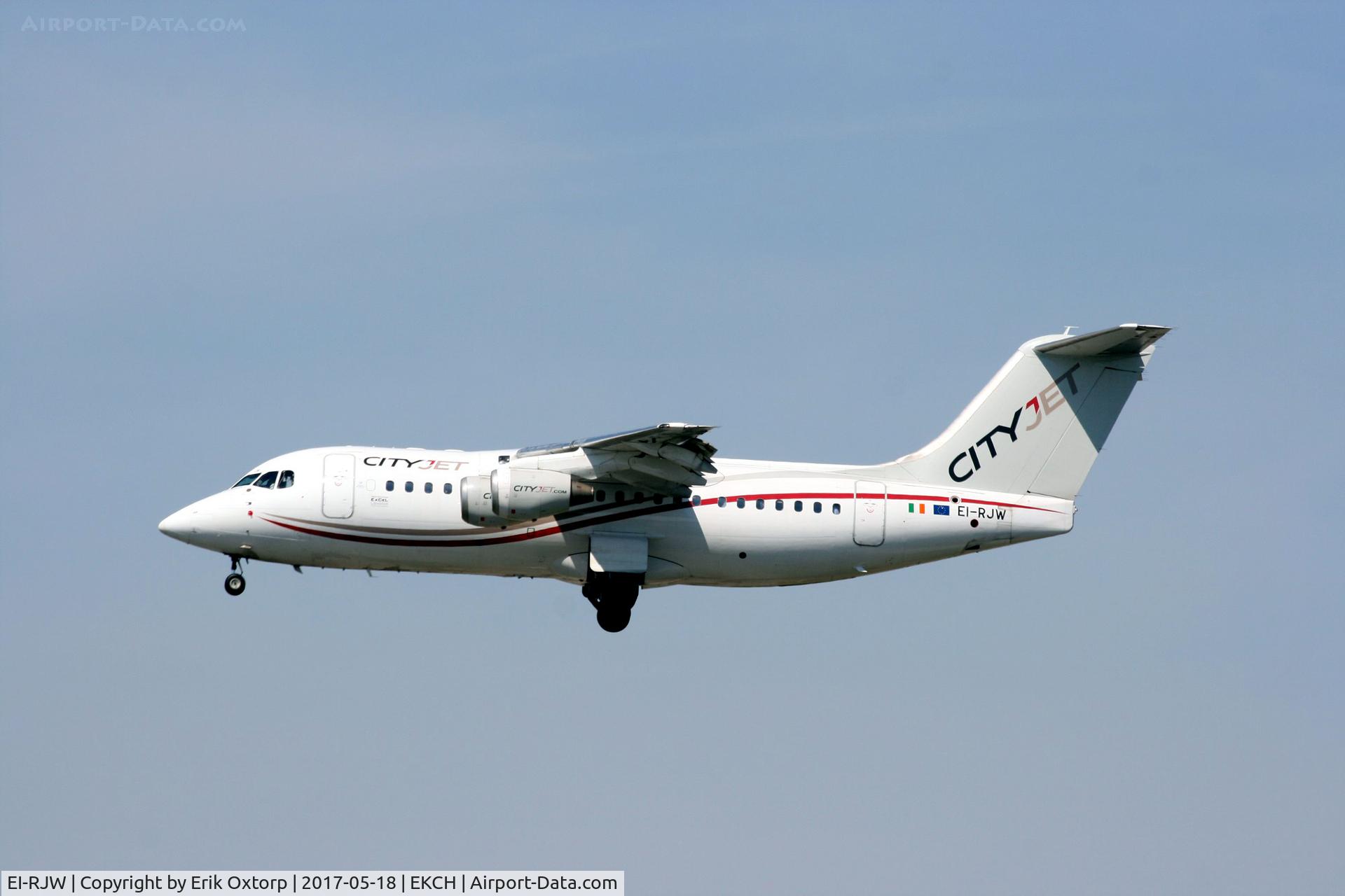 EI-RJW, 2000 British Aerospace Avro 146-RJ85A C/N E2371, EI-RJW landing rw 22L