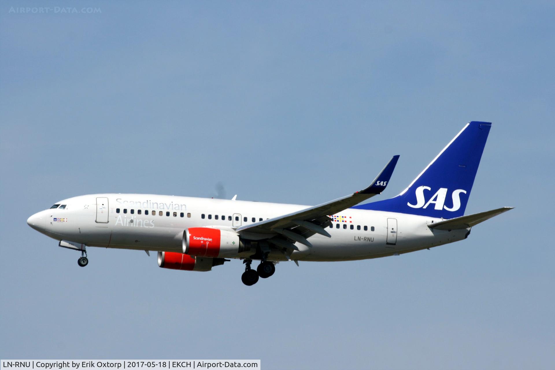 LN-RNU, 2009 Boeing 737-783 C/N 34548, LN-RNU landing rw 22L