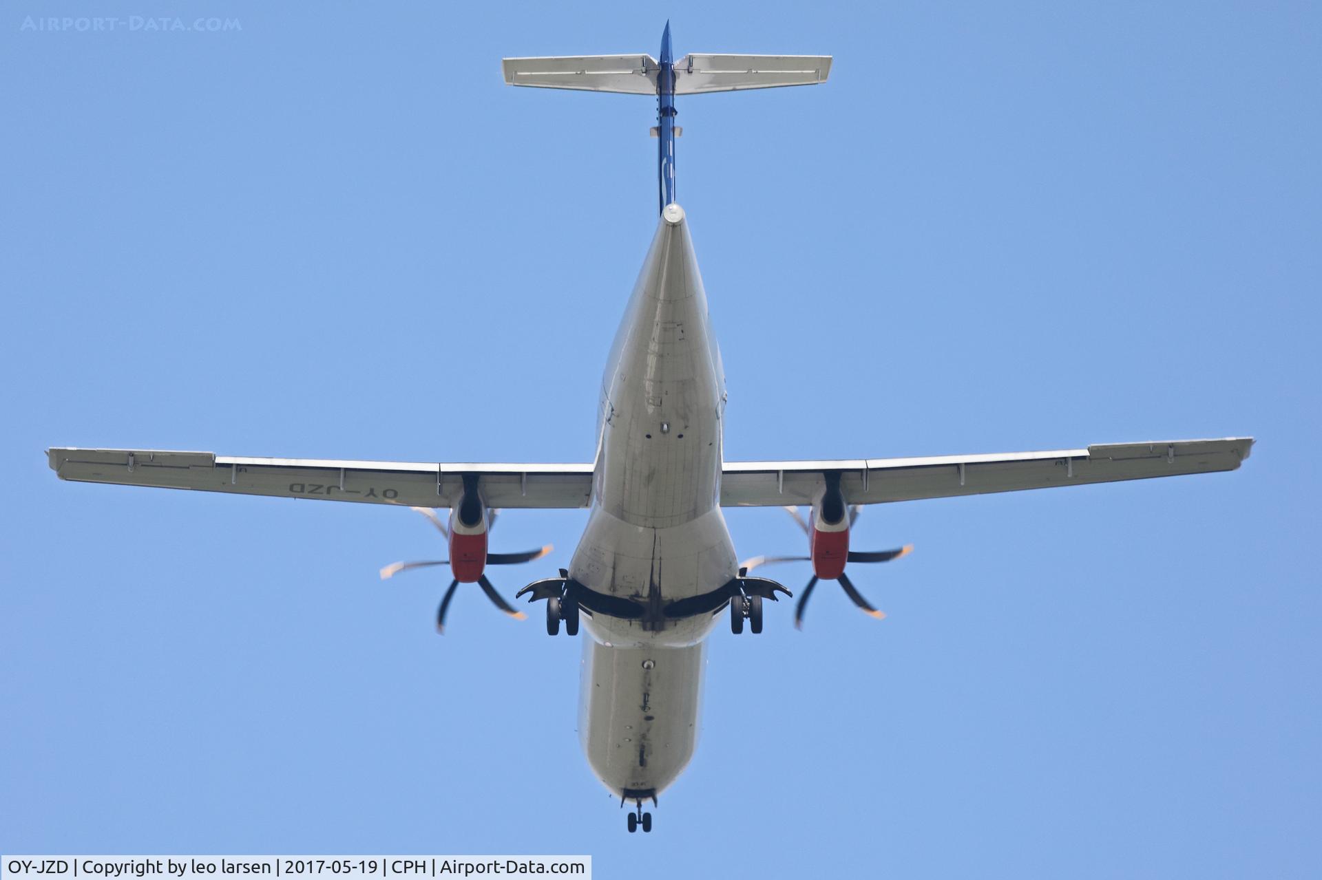 OY-JZD, 2013 ATR 72-600 (72-212A) C/N 1131, Copenhagen 19.5.2017. Last minute change of
runway from 04L to 04R made this unusual fly-
path.
