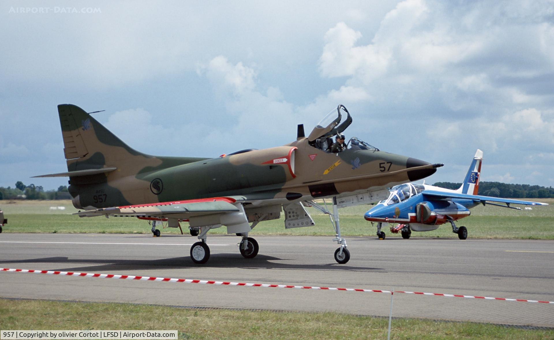 957, Douglas A-4SU Skyhawk C/N 12573, Dijon airshow 2000