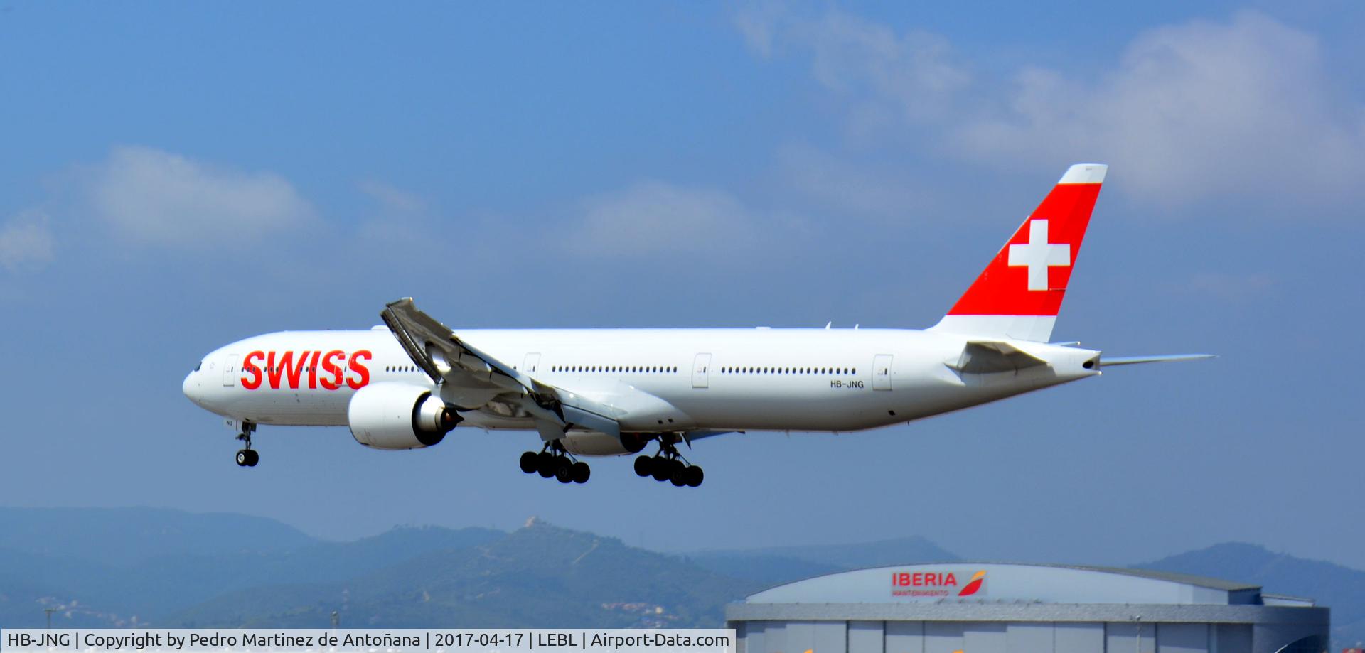 HB-JNG, 2017 Boeing 777-3DE/ER C/N 62752, El Prat  -  Barcelona  -  España