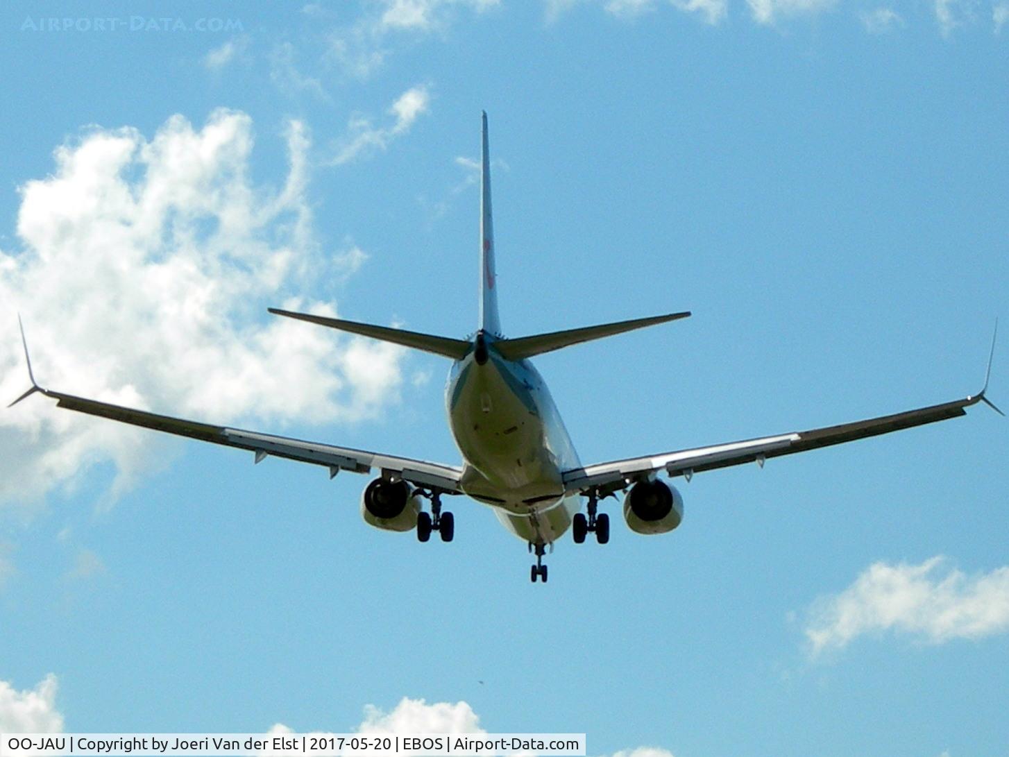 OO-JAU, 2013 Boeing 737-8K5 C/N 37250, Moments before touchdown rwy 26