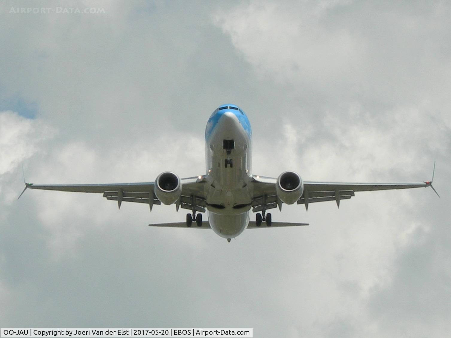 OO-JAU, 2013 Boeing 737-8K5 C/N 37250, Moments before touchdown rwy 26