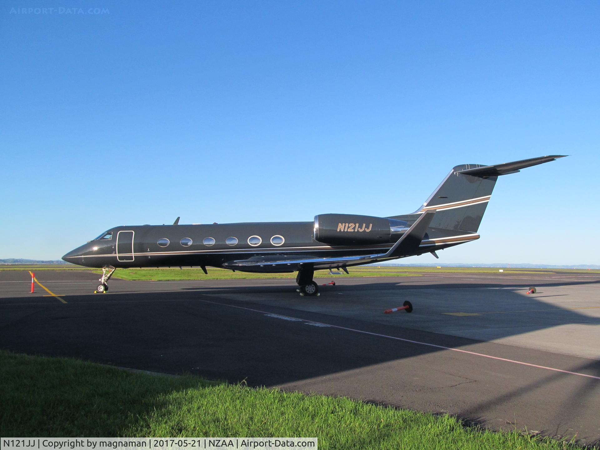 N121JJ, 2002 Gulfstream Aerospace G-IV SP C/N 1482, nice old biz in autumn sun at AKL
