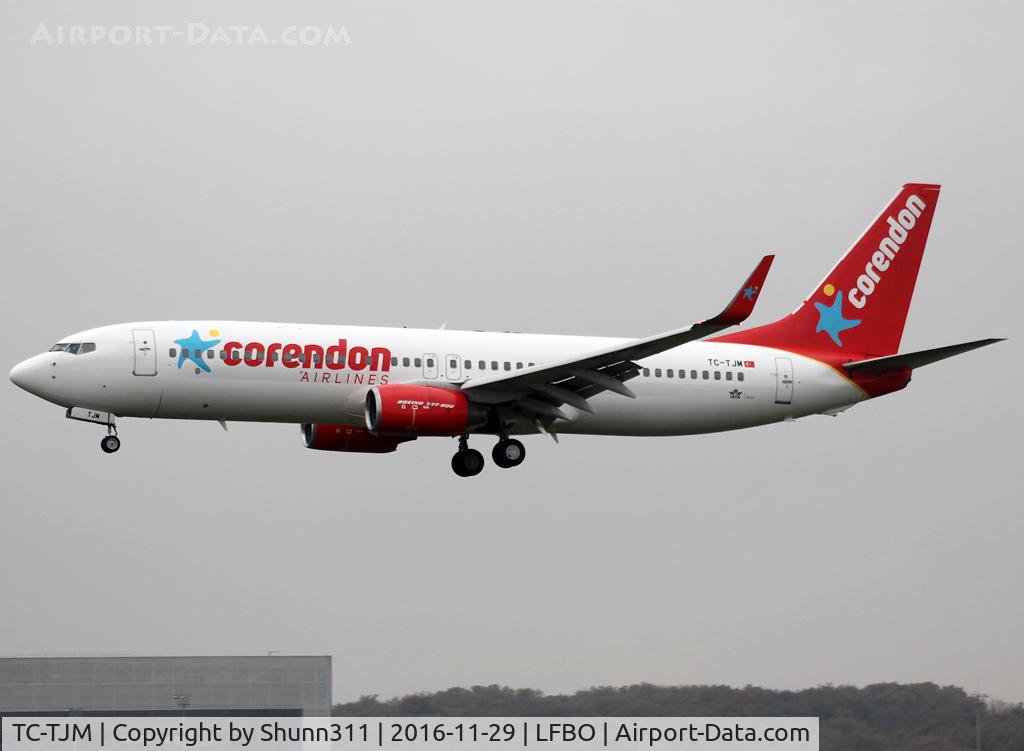 TC-TJM, 1998 Boeing 737-8Q8 C/N 28218, Landing rwy 14L in new c/s