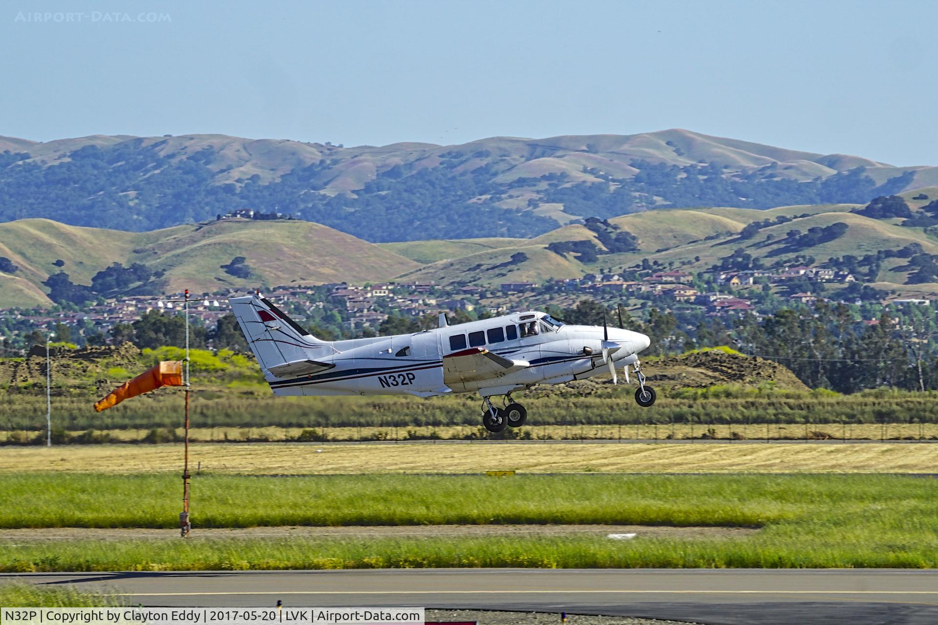 N32P, 1967 Beech U-21A Ute C/N LM-31, Livermore Airport California 2017.