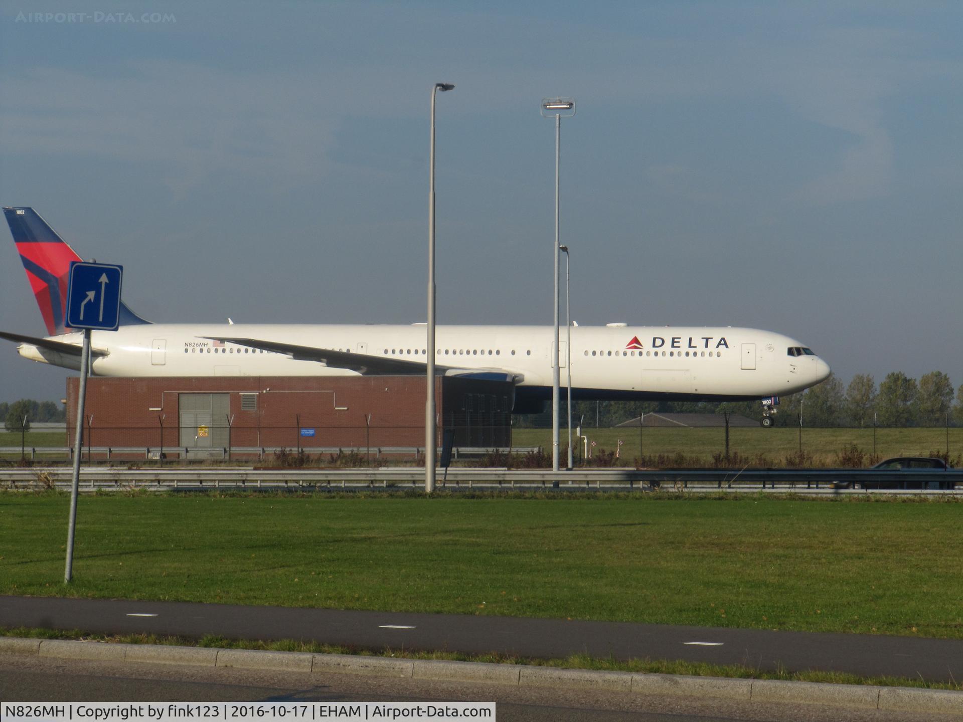 N826MH, 1999 Boeing 767-432/ER C/N 29713, DELTA TAXING