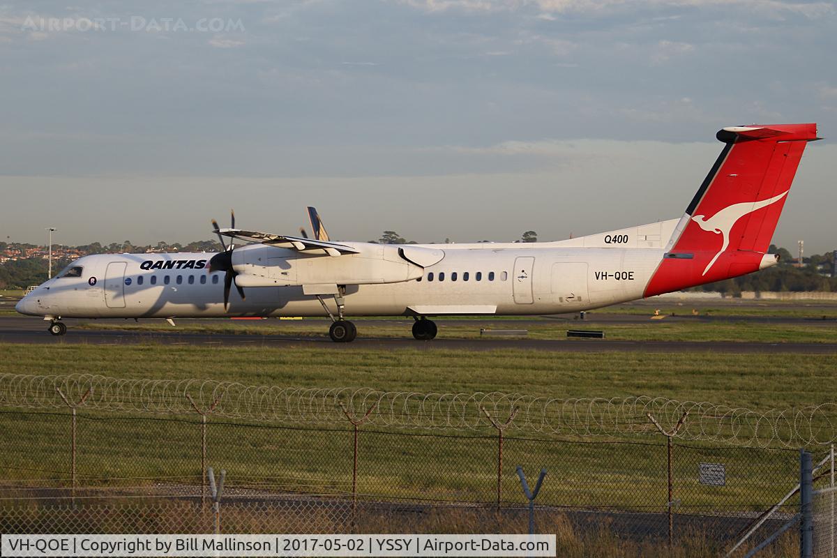 VH-QOE, 2006 De Havilland Canada DHC-8-402Q Dash 8 C/N 4125, taxiing