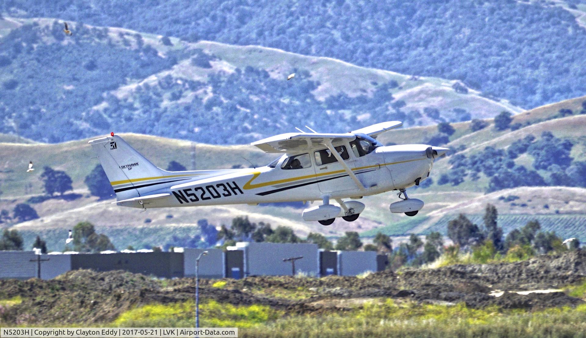 N5203H, 2004 Cessna 172S C/N 172S9732, Livermore Airport California 2017.