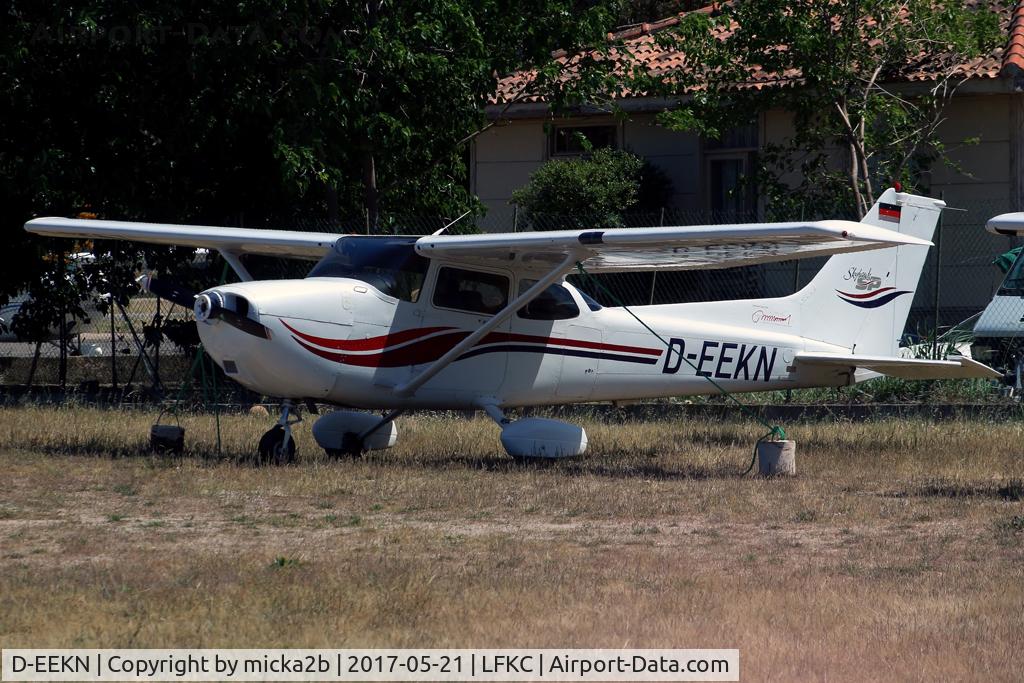 D-EEKN, 1999 Cessna 172S C/N 172S8308, Parked
