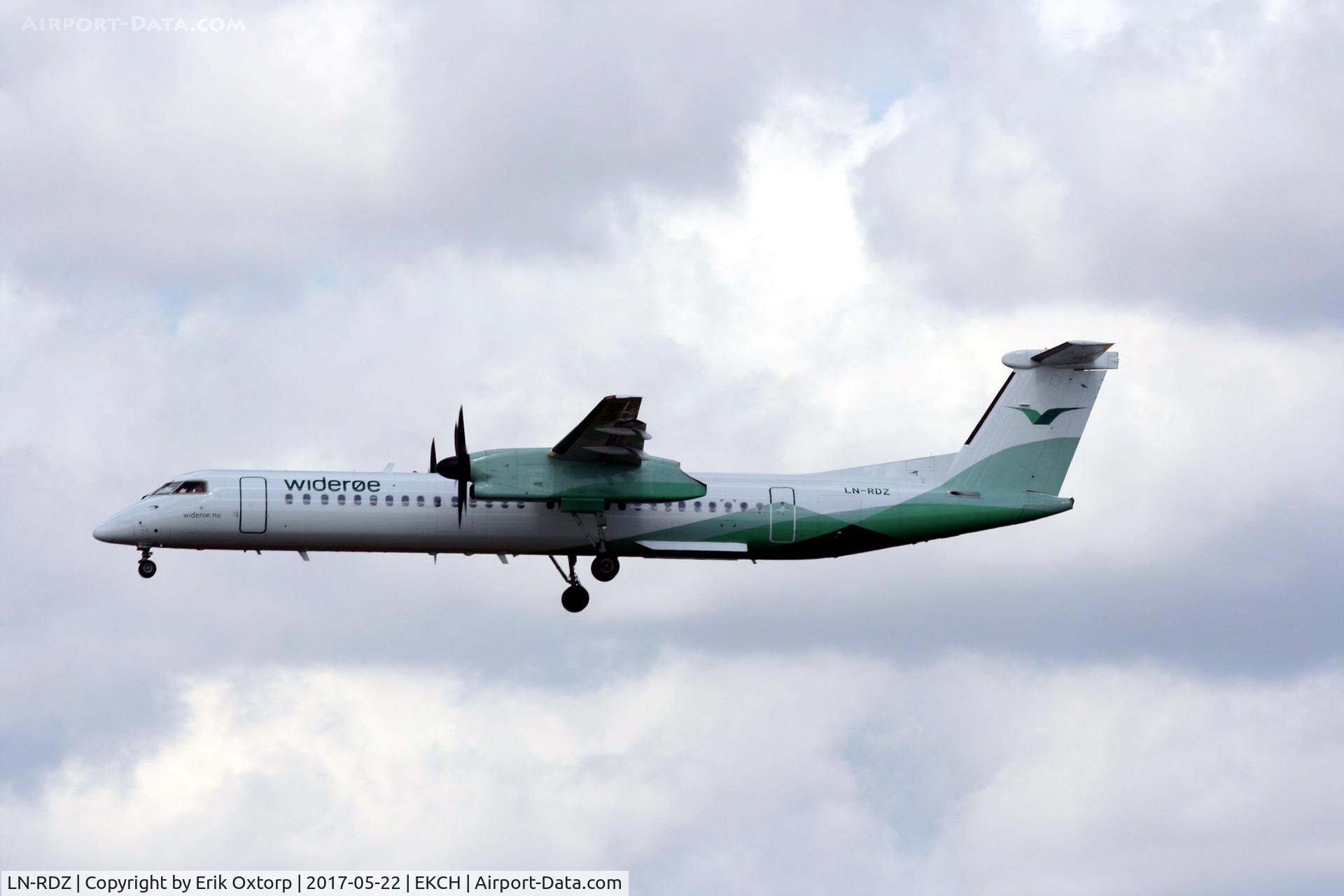 LN-RDZ, 2002 De Havilland Canada DHC-8-402Q Dash 8 C/N 4063, LN-RDZ landing rw 22L