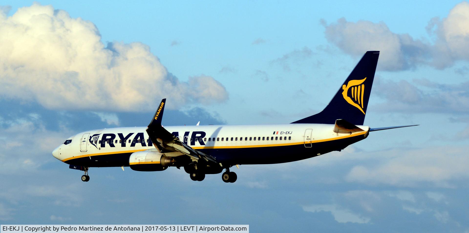 EI-EKJ, 2010 Boeing 737-8AS C/N 38497, Foronda - Vitoria-Gasteiz - España
