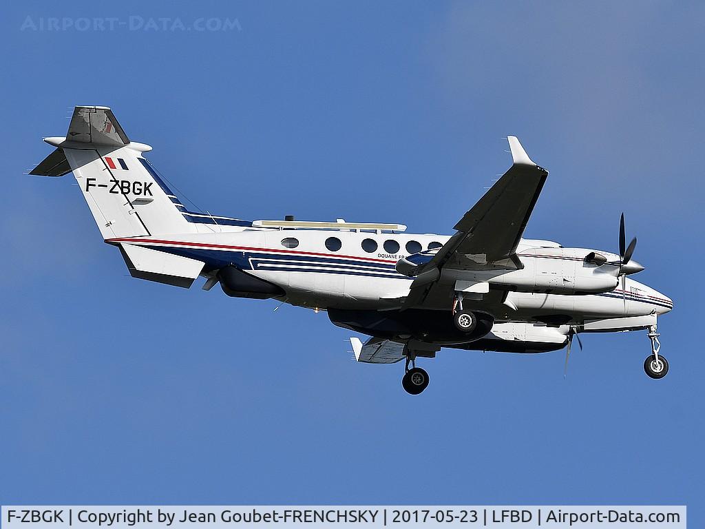 F-ZBGK, 2009 Beech Super King Air 350 C/N FL-682, France Douanes 7542 landing runway 23
