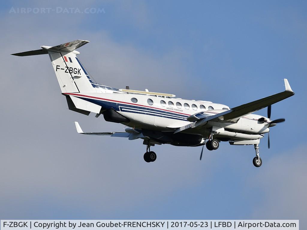 F-ZBGK, 2009 Beech Super King Air 350 C/N FL-682, France Douanes 7542 landing runway 23