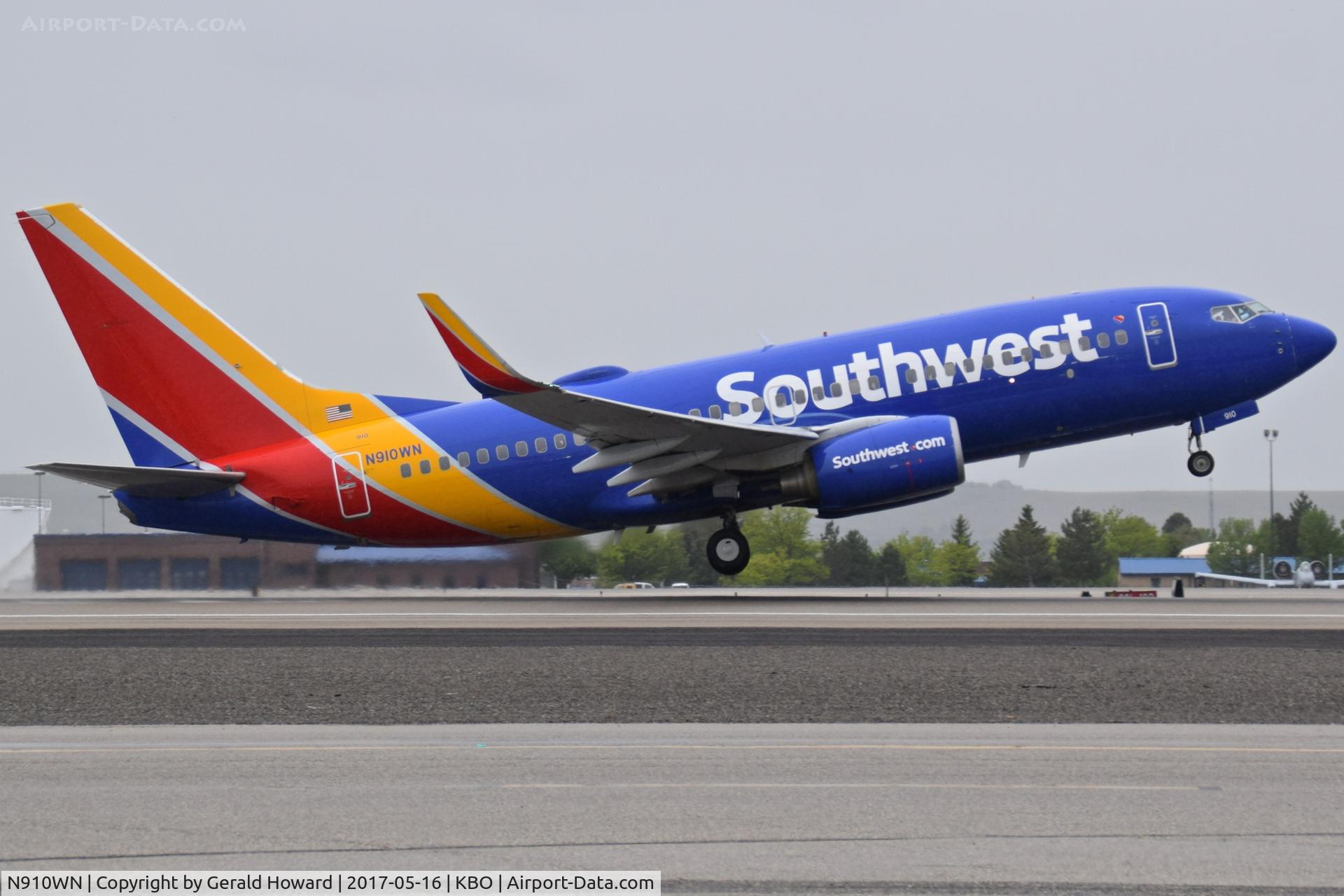 N910WN, 2008 Boeing 737-7H4 C/N 36618, Departing RWY 28R.