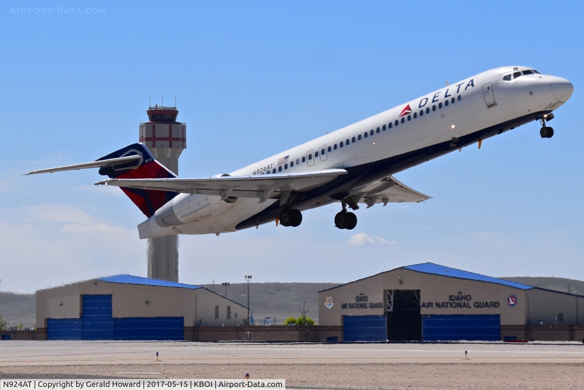N924AT, 2000 Boeing 717-200 C/N 55080, Departing RWY 28R.